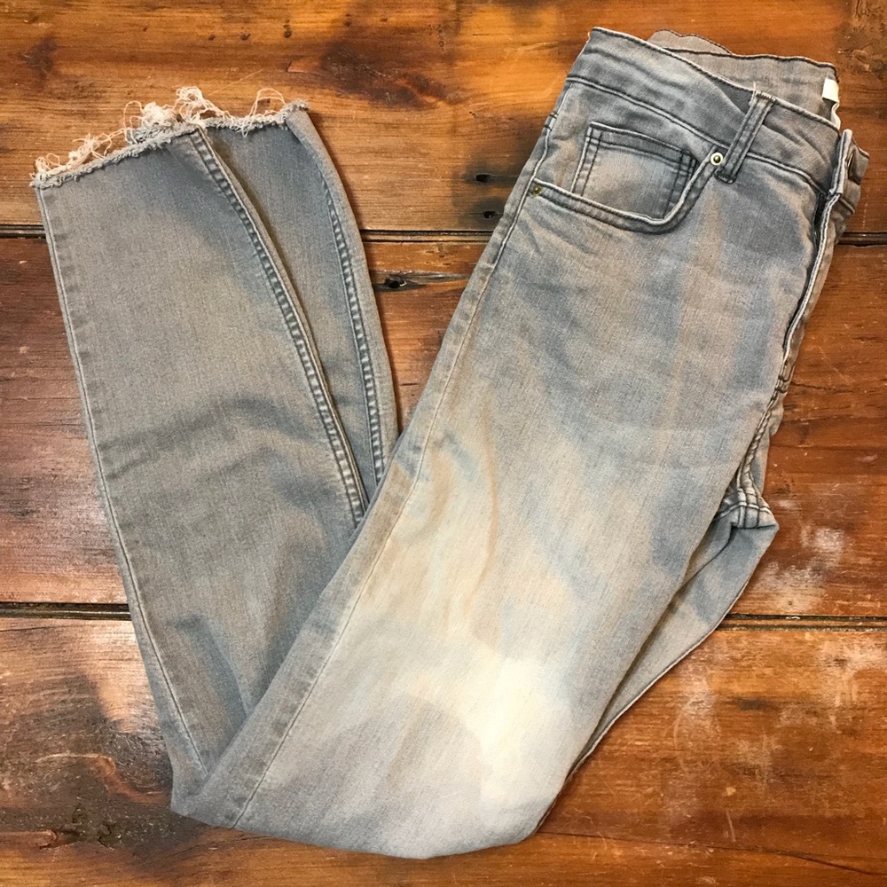 🚨One Day Sale🚨 H&M Distressed Grey Skinny Jeans